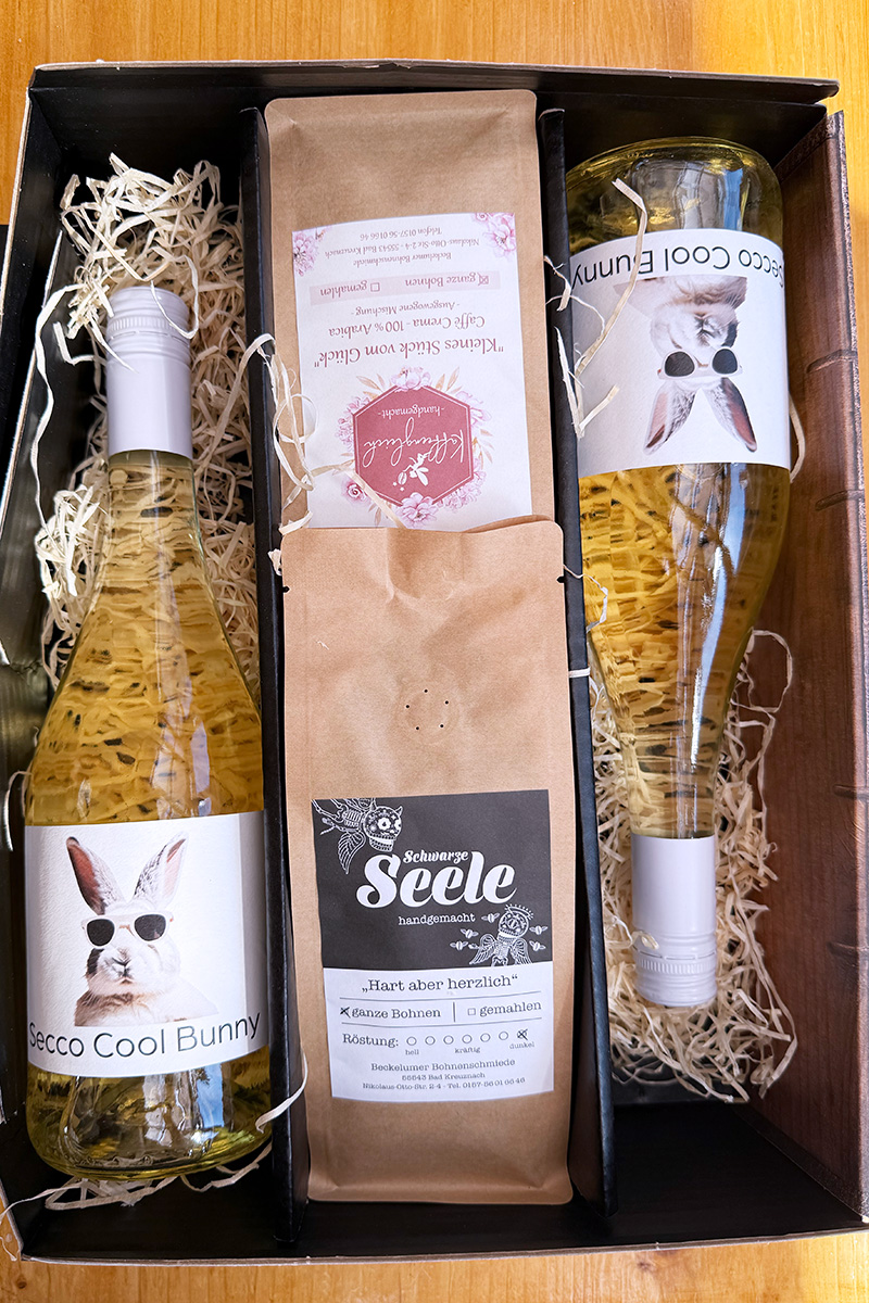 Doppelpack Paket zum Sektfrühstück mit 2 Flaschen Secco cool Bunny, 1 Päckchen Espresso Bohnen und 1 Päckchen Kaffee Crema Bohnen
