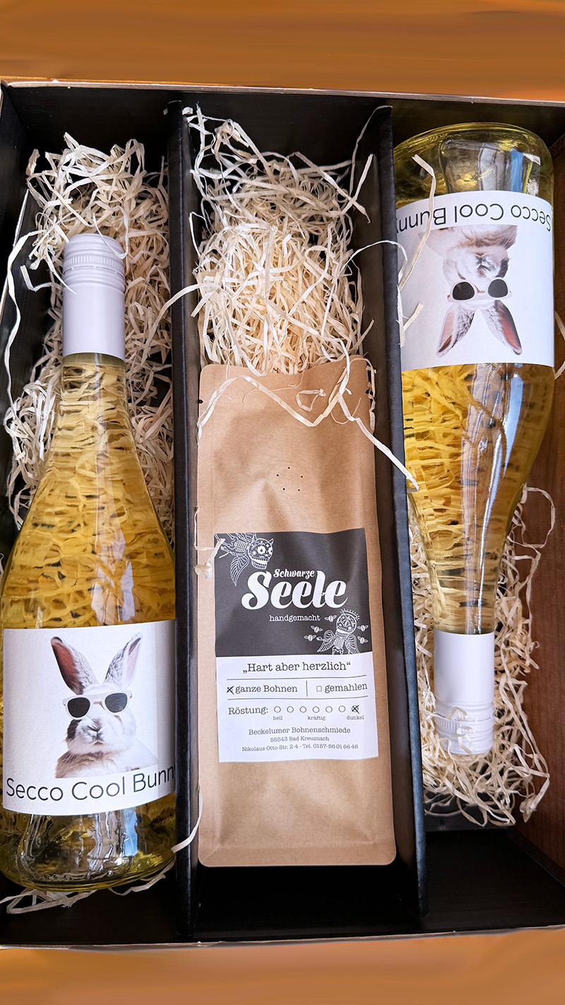 Paket mit 2 Flaschen Secco Cool Bunny und einem Päckchen Espresso "schwarze Seele"